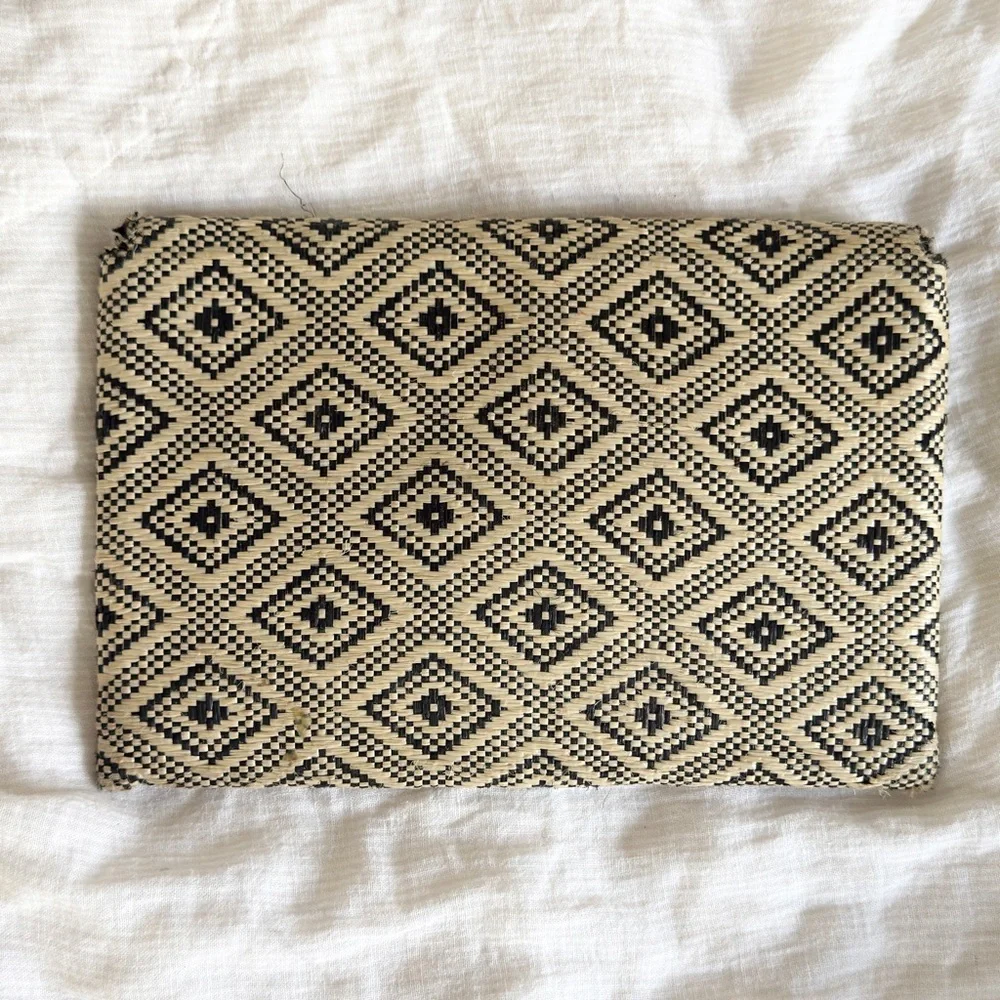 Women’s Stella & Dot Woven Raffia Clutch Purse- Black & Tan Geometric pattern.